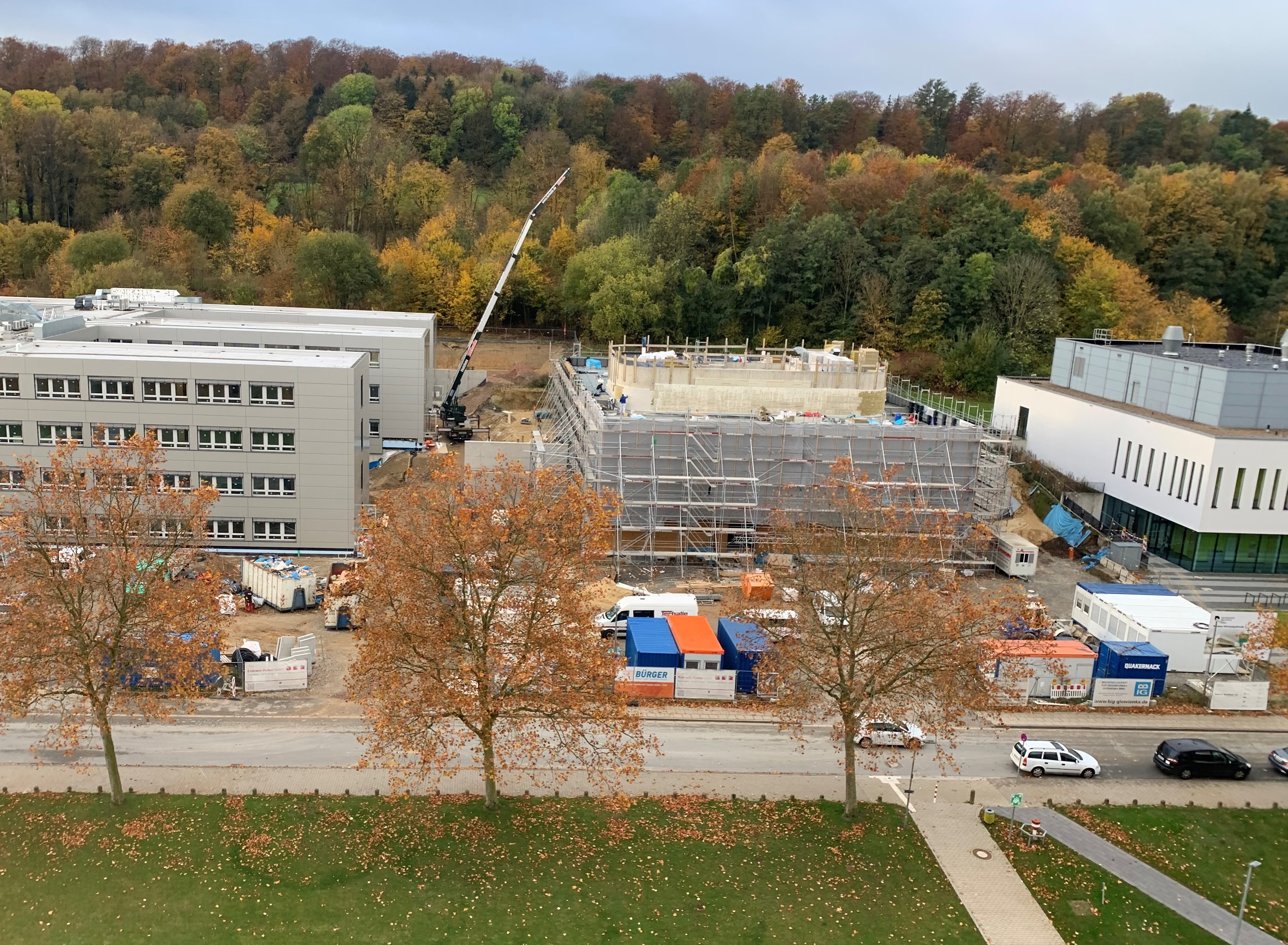 Blick auf die Baustelle des neuen Hörsaalgebäudes zwischen Gebäude Z und ExPhy